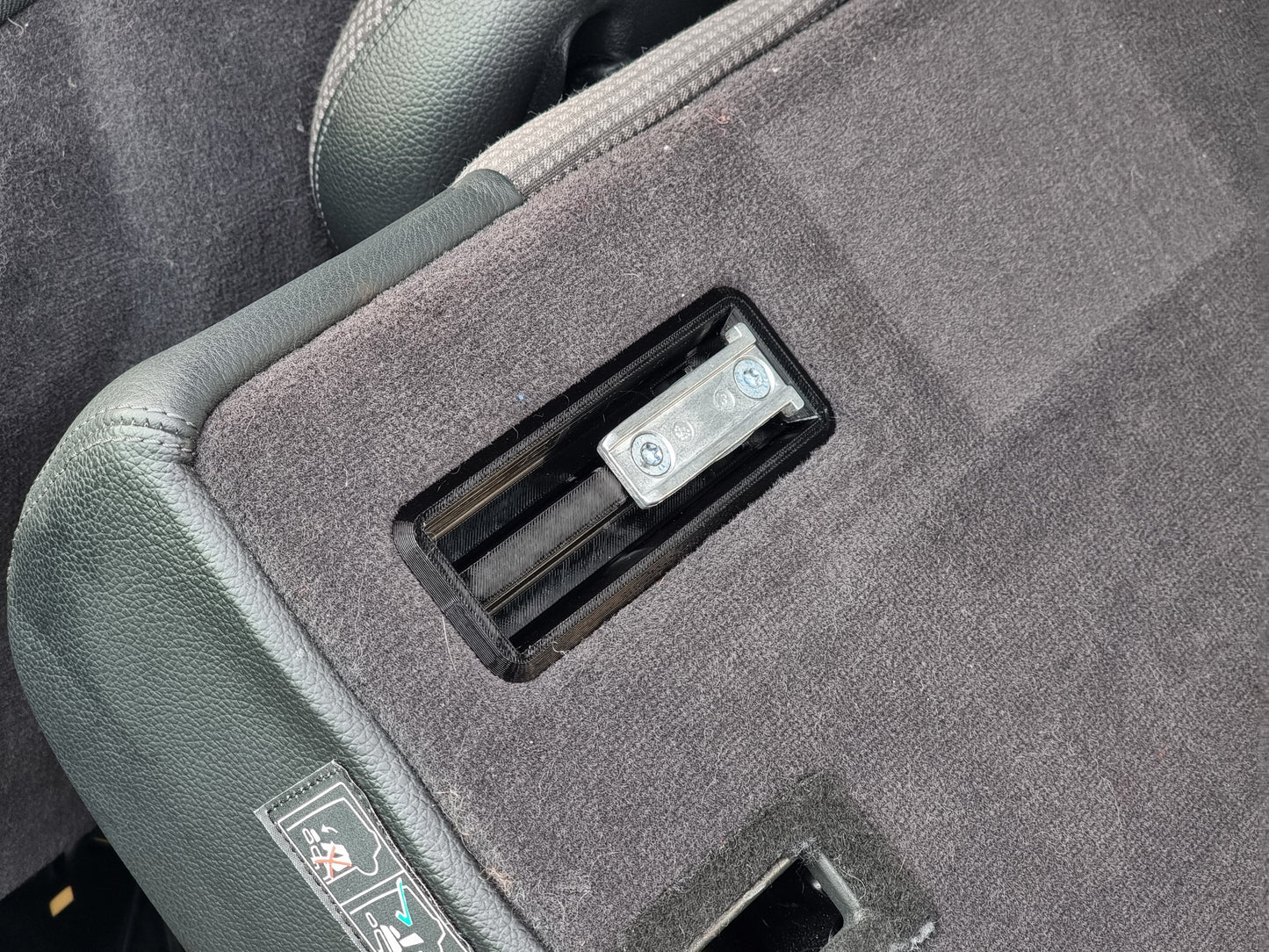 Aufnahme / Halterung Laderaumabdeckung Mercedes Benz W211 S211 VglNr. 2118600048