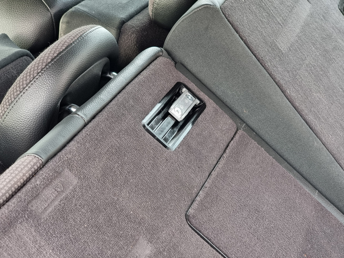 Aufnahme / Halterung Laderaumabdeckung Mercedes Benz W211 S211 VglNr. 2118600048