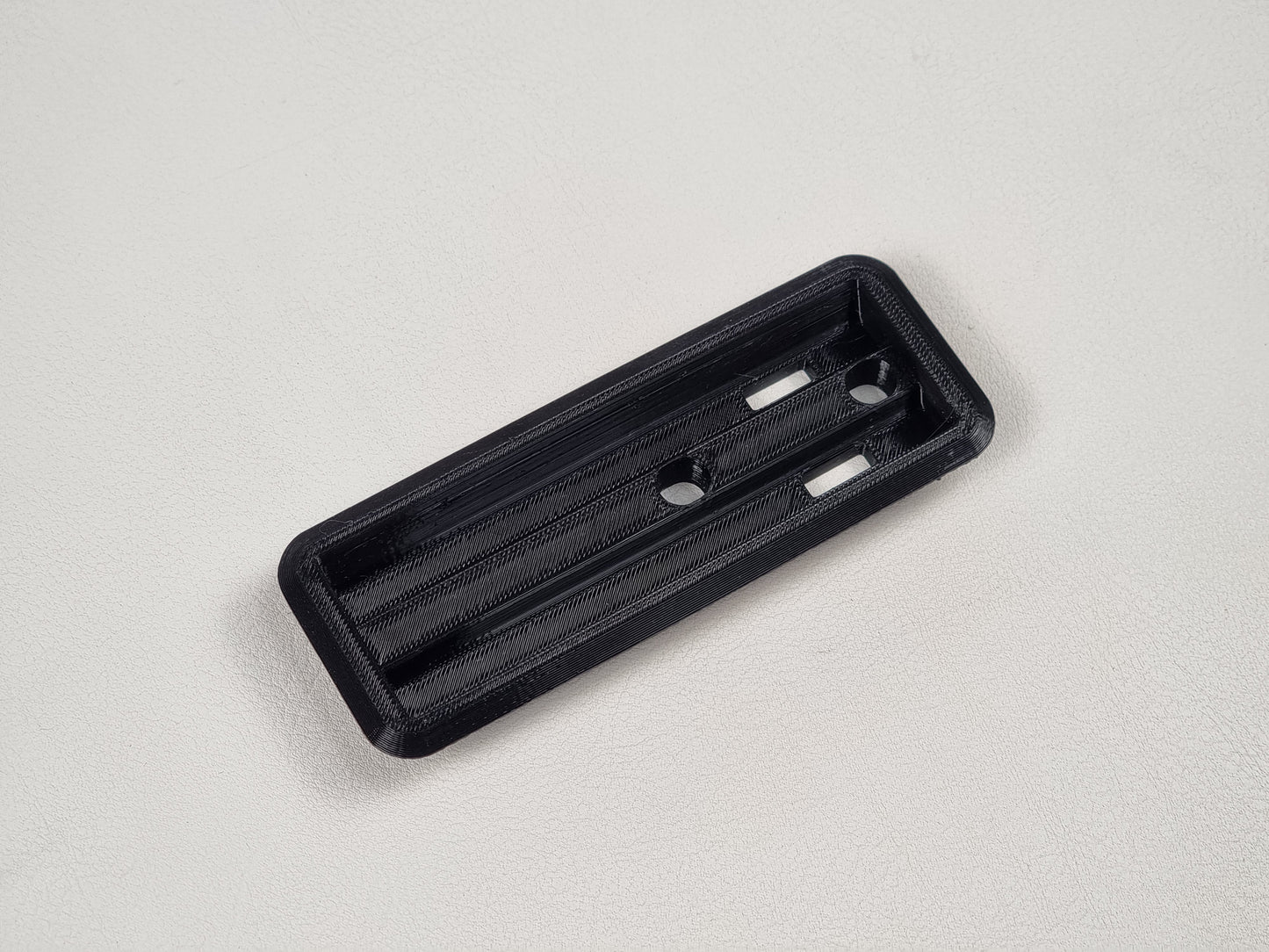 Aufnahme / Halterung Laderaumabdeckung Mercedes Benz W211 S211 VglNr. 2118600048